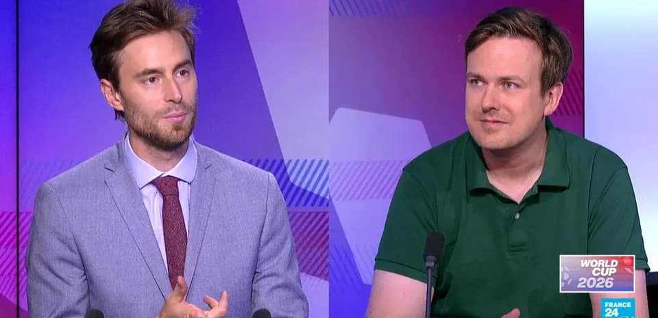Dos comentaristas en un programa sobre la Copa Mundial 2026