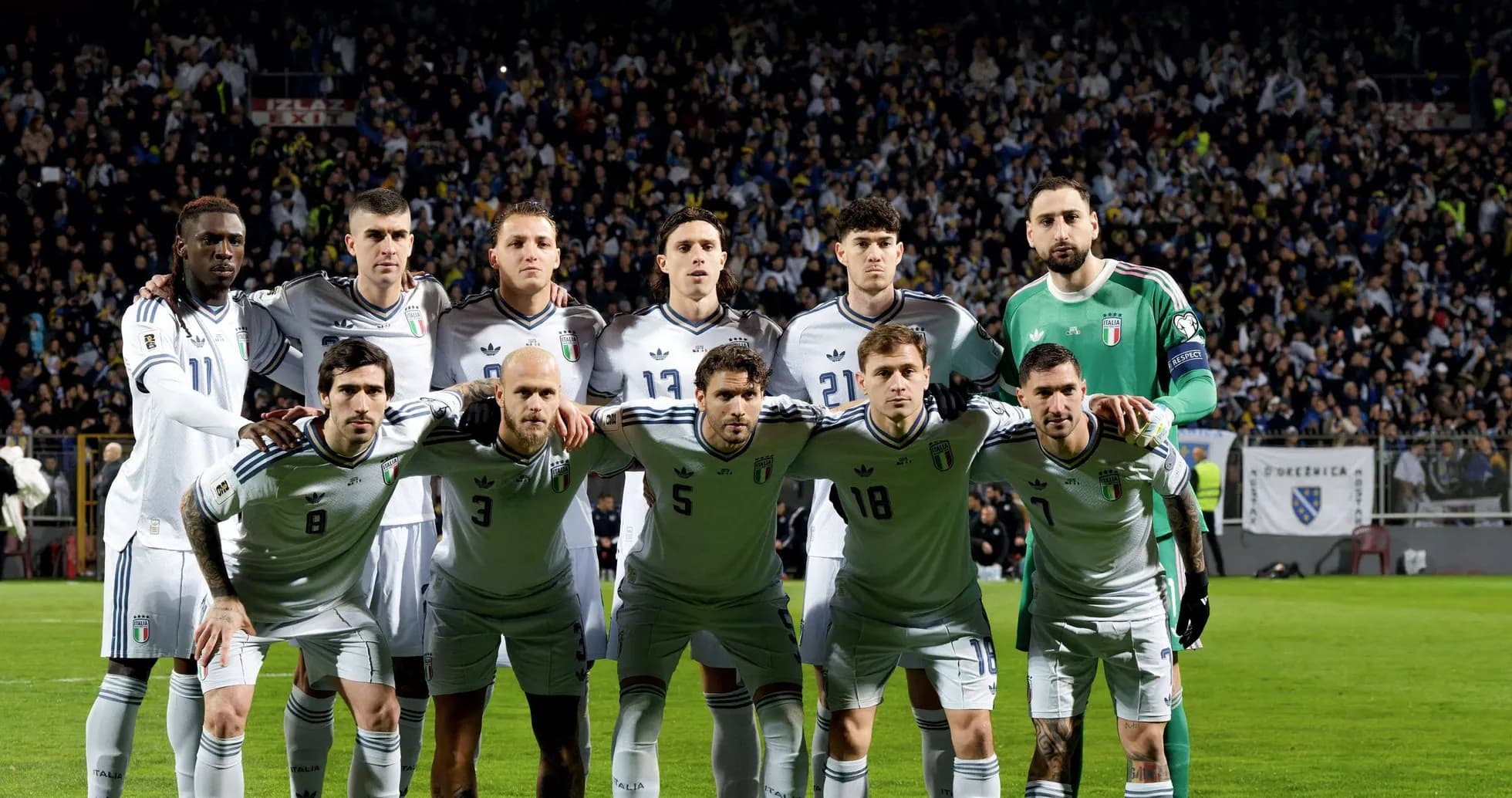 Equipo de Italia posando en el campo de fútbol