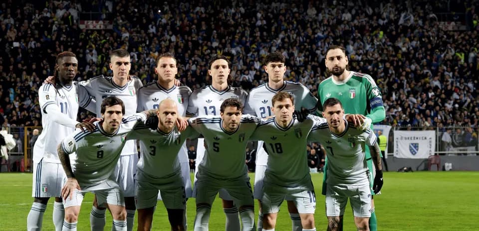 Equipo de Italia posando en el campo de fútbol