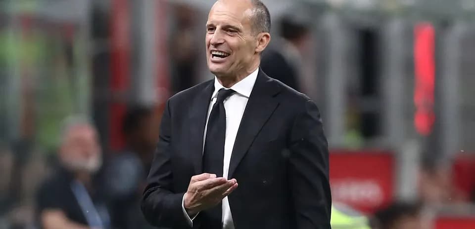 Entrenador gesticulando durante un partido de fútbol
