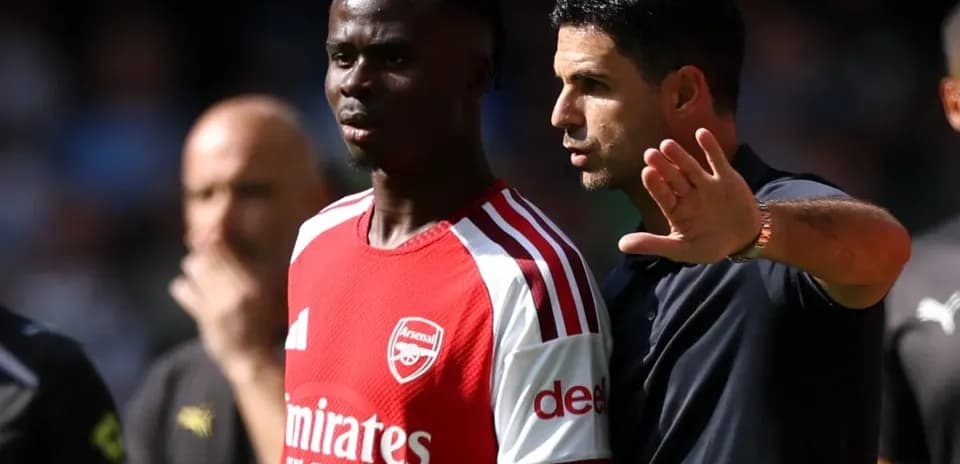 Entrenador hablando con jugador durante el partido