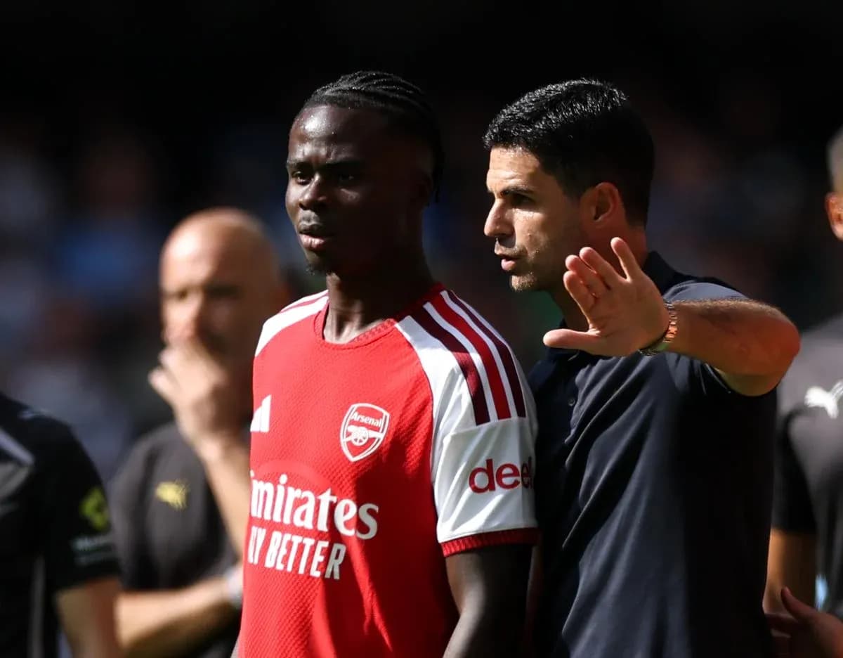 Entrenador hablando con jugador durante el partido