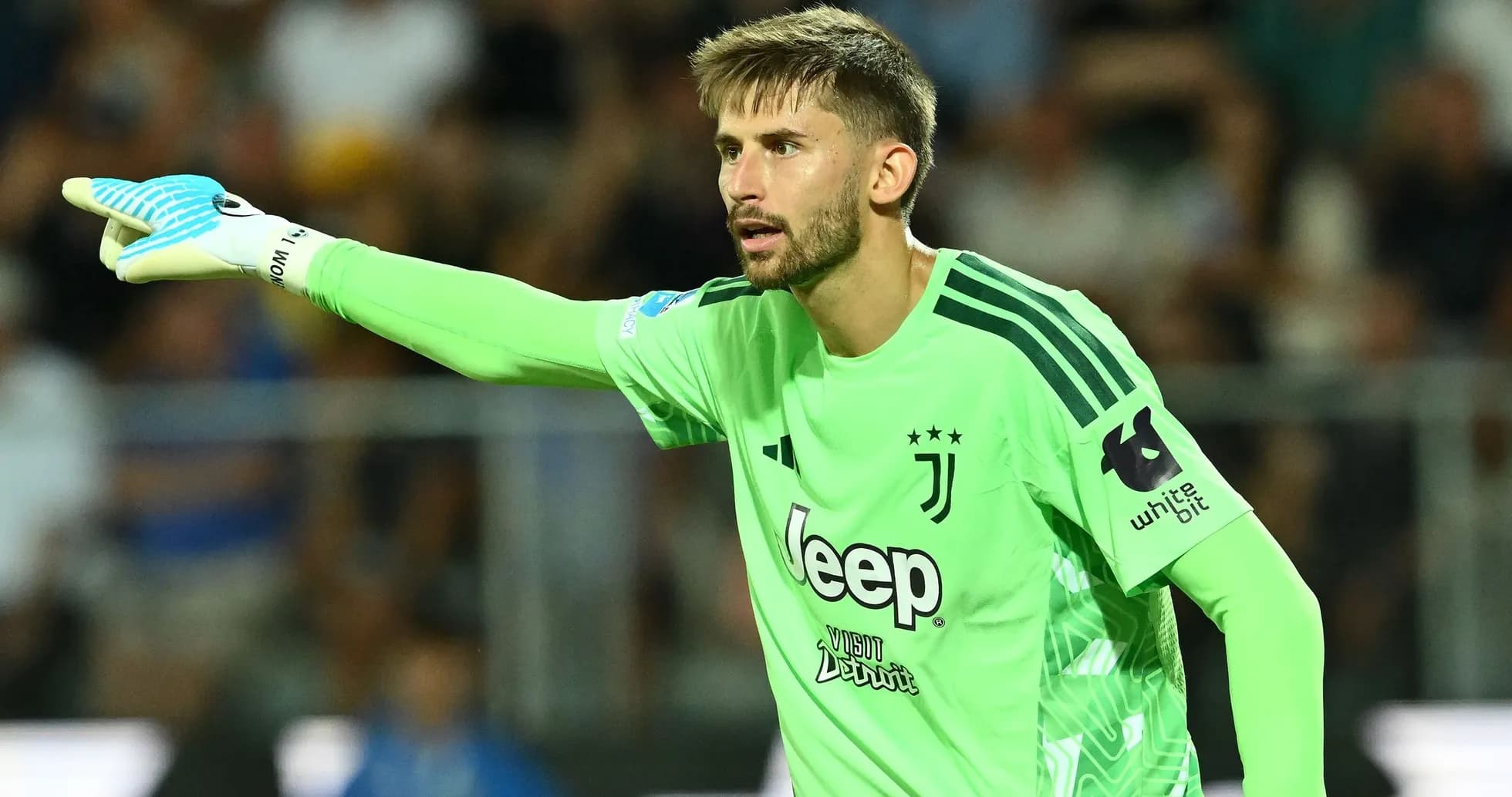 Portero de Juventus dirigiendo a su equipo en el campo