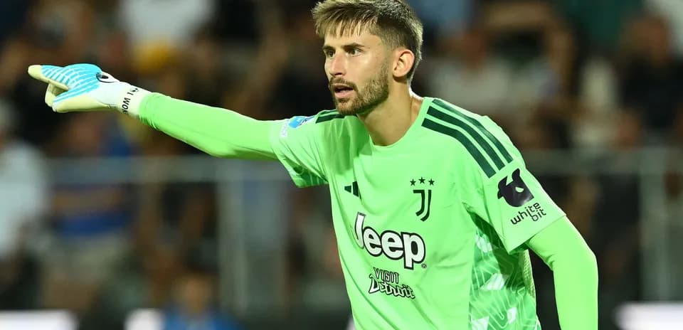 Portero de Juventus dirigiendo a su equipo en el campo