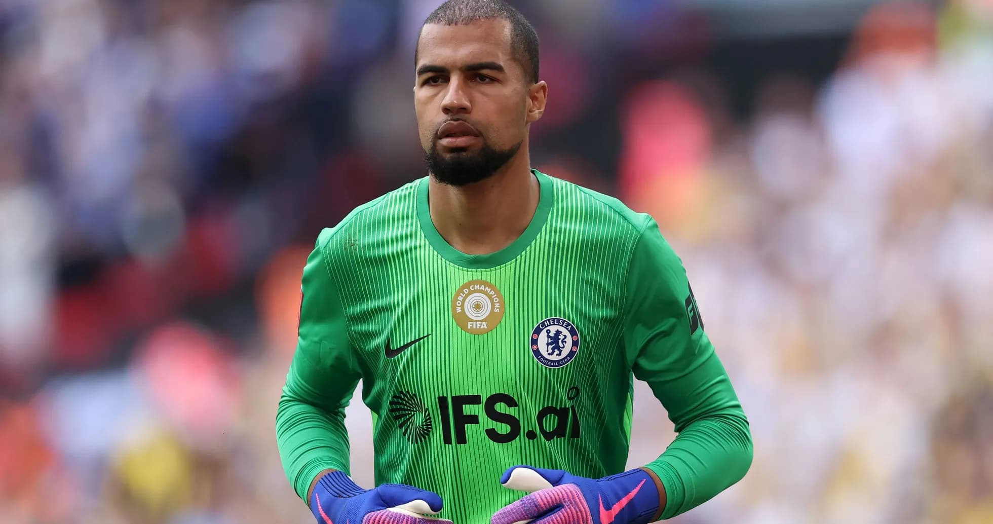 Portero de Chelsea en el campo antes del partido