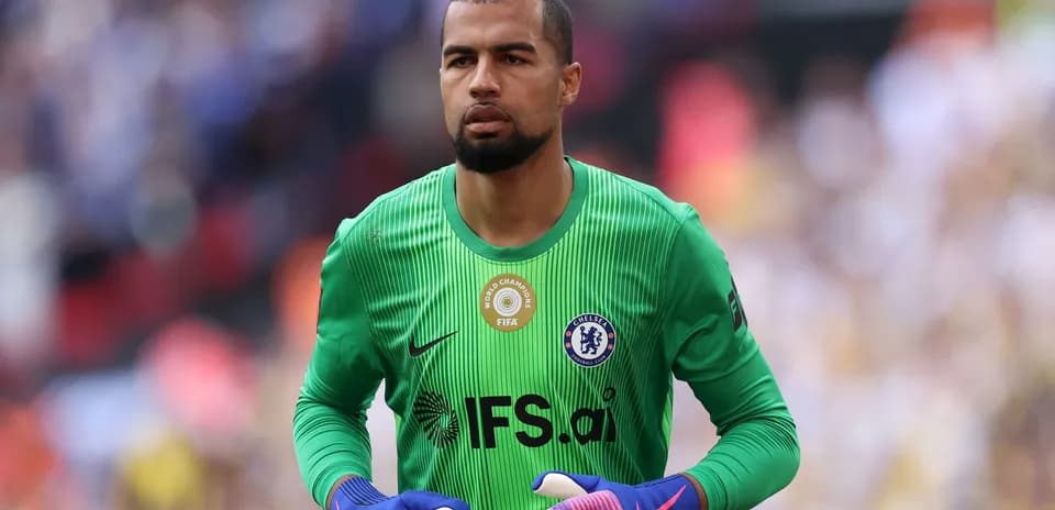 Portero de Chelsea en el campo antes del partido
