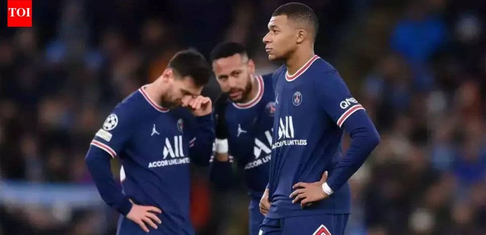 Jugadores del PSG luciendo desanimados en el campo