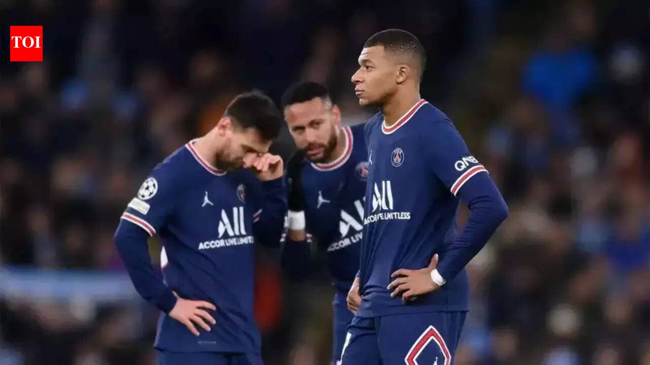 Jugadores del PSG luciendo desanimados en el campo