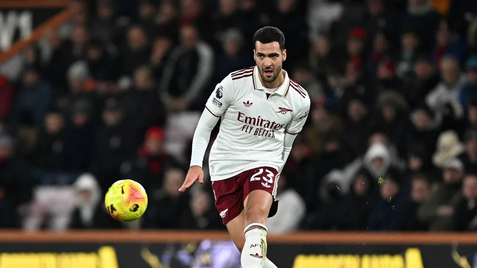 Jugador de Arsenal en acción durante el partido
