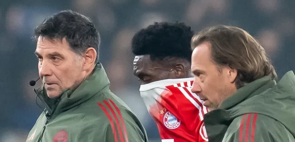 Entrenador y asistentes con jugador de Bayern Múnich