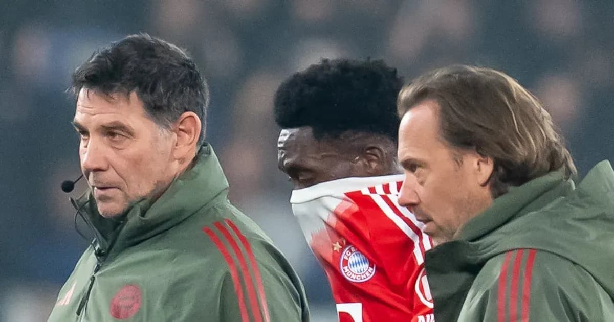 Entrenador y asistentes con jugador de Bayern Múnich