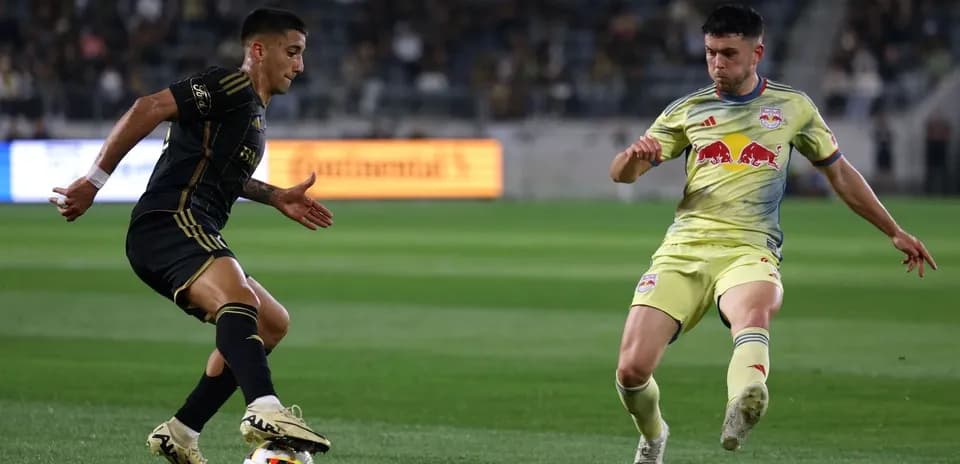 Jugador de Los Angeles FC con el balón