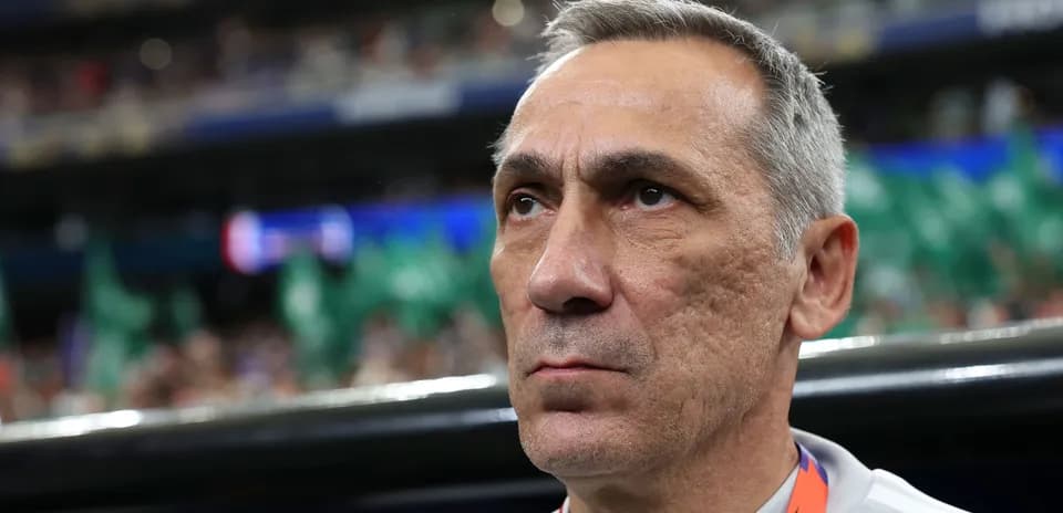Entrenador observando desde el banquillo durante el partido