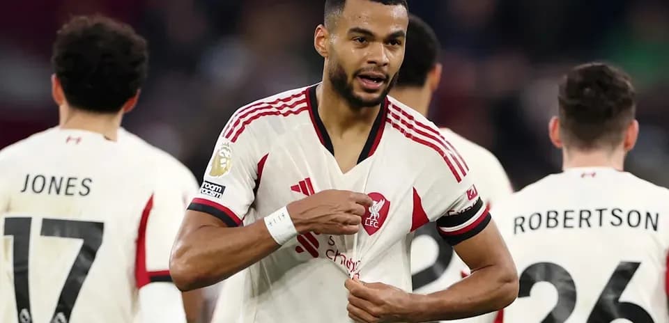 Jugador de Liverpool ajustando su camiseta en el campo
