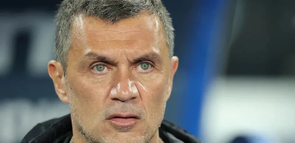 Entrenador en el banquillo durante un partido