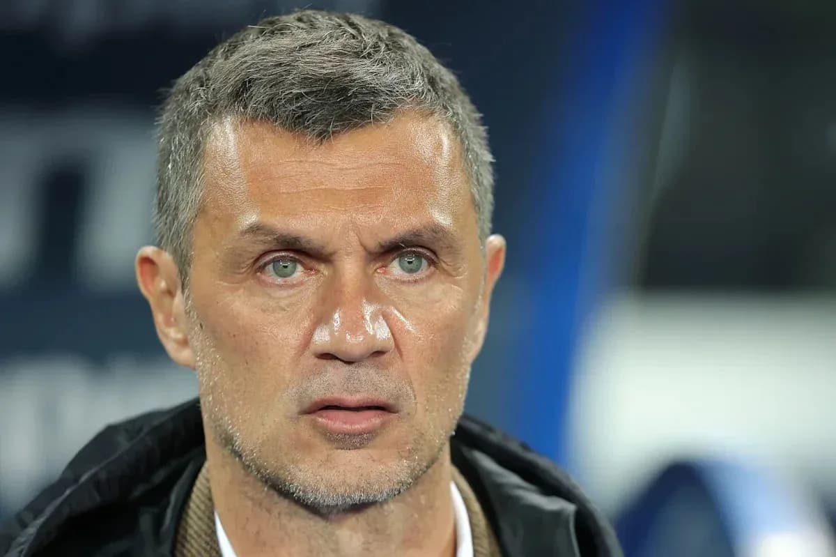 Entrenador en el banquillo durante un partido
