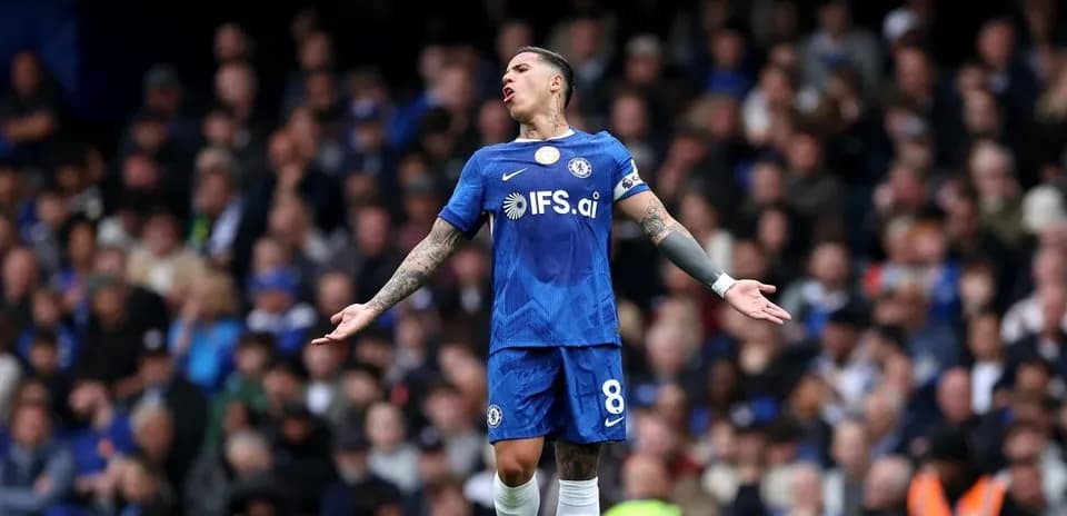 Jugador de Chelsea gesticulando durante un partido