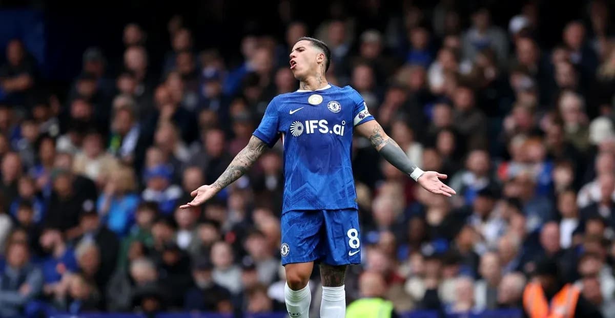 Jugador de Chelsea gesticulando durante un partido