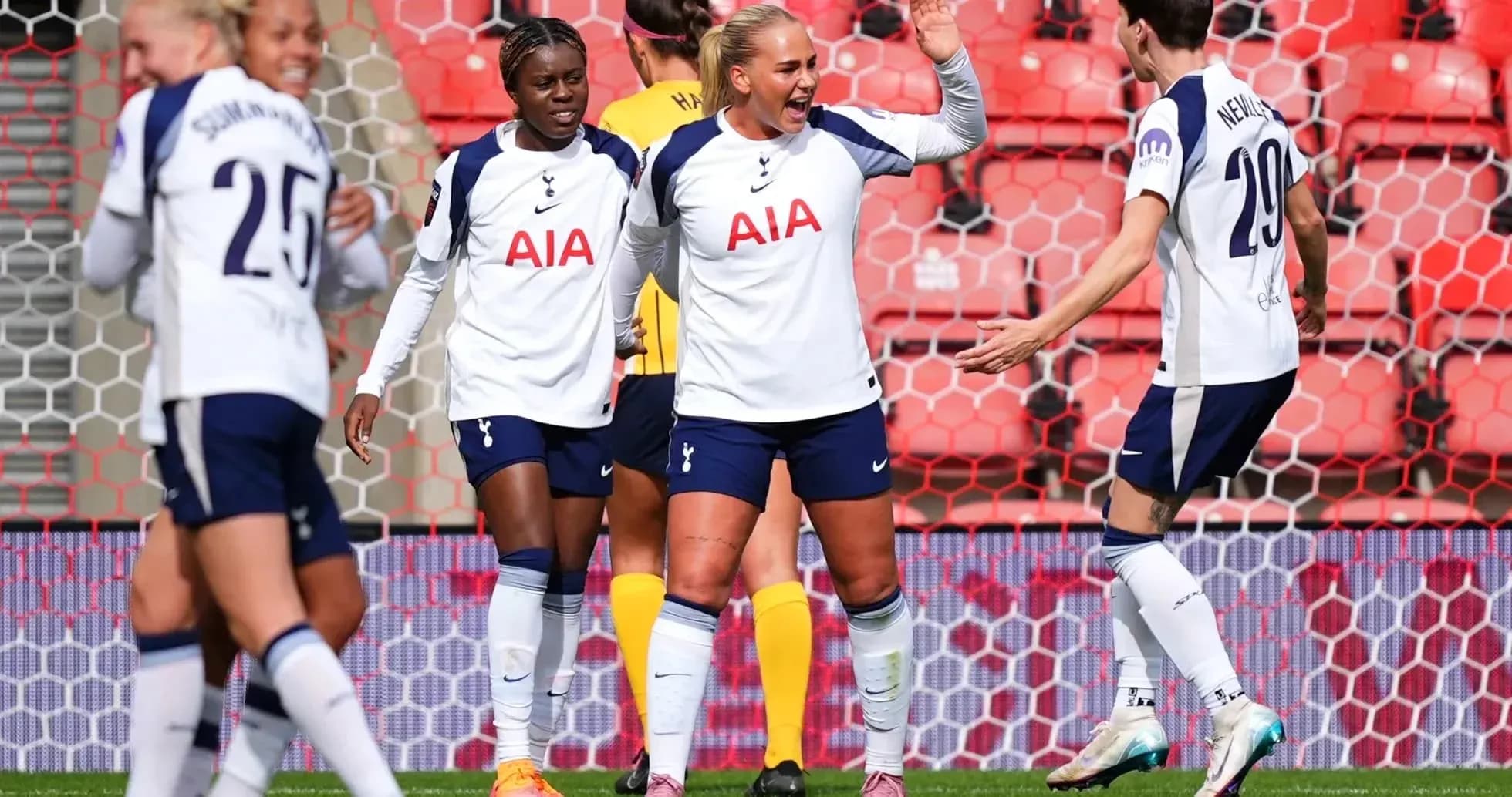 Jugadoras del Tottenham celebrando un gol
