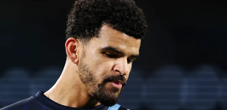 Jugador de fútbol con mirada pensativa en campo