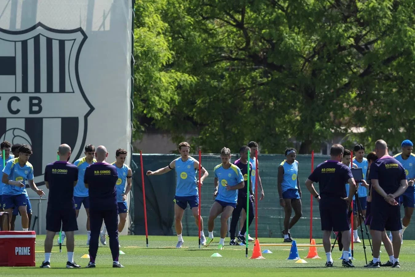 Jugadores de FC Barcelona entrenando en el campo