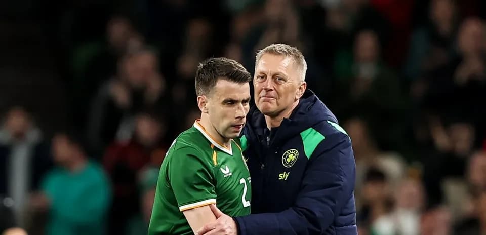 Jugador irlandés siendo consolado por el entrenador