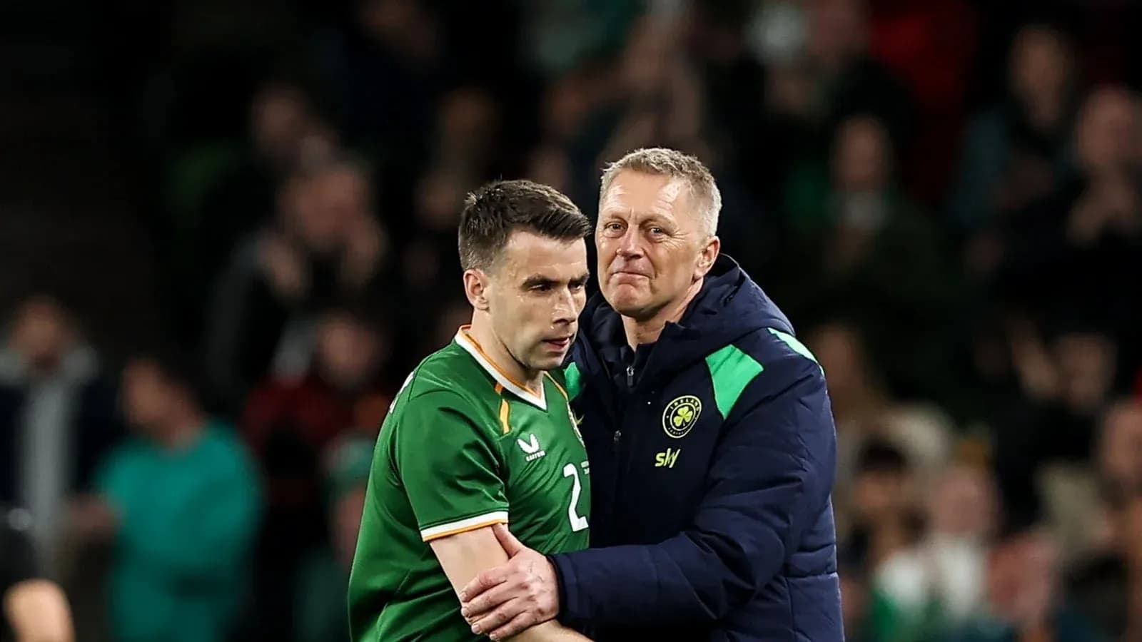 Jugador irlandés siendo consolado por el entrenador