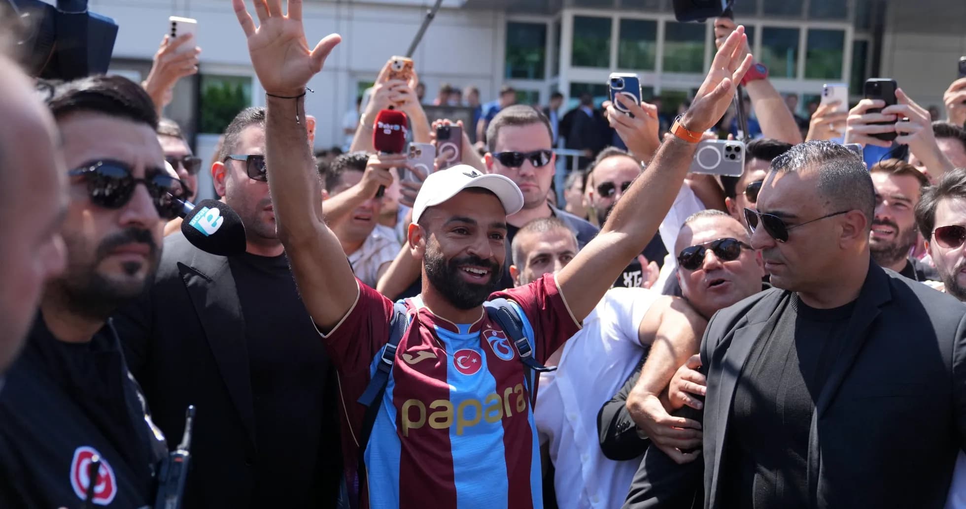 Jugador saludando a la multitud en su llegada