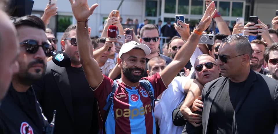 Jugador saludando a la multitud en su llegada