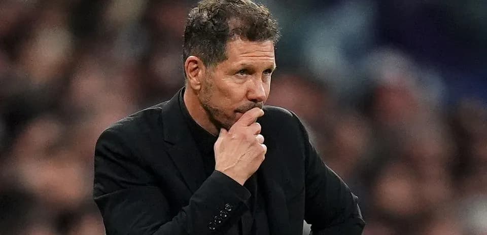 Entrenador observando el partido en el banquillo