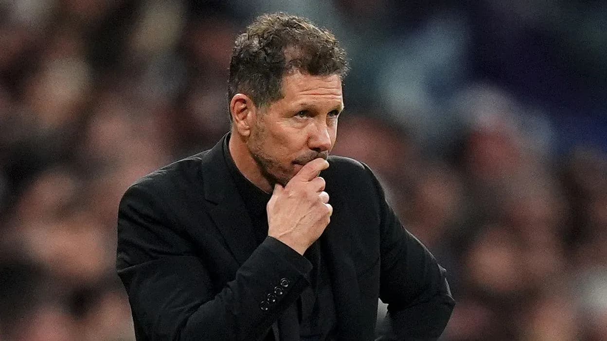 Entrenador observando el partido en el banquillo