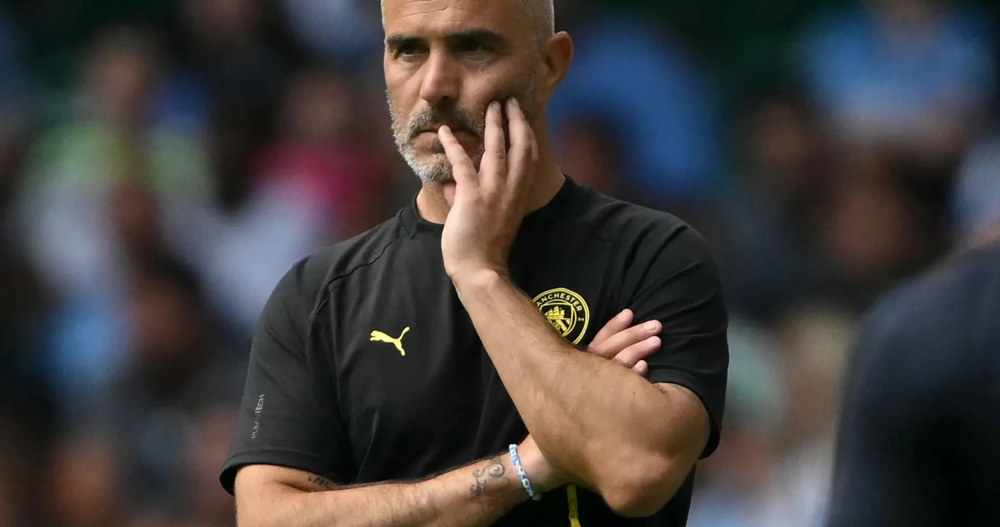 Entrenador observando el partido desde la banda