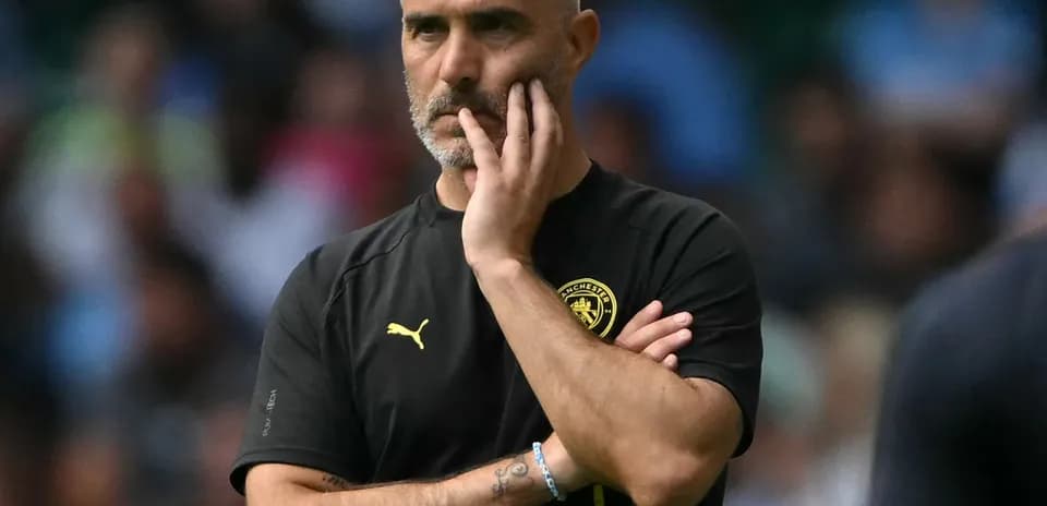 Entrenador observando el partido desde la banda
