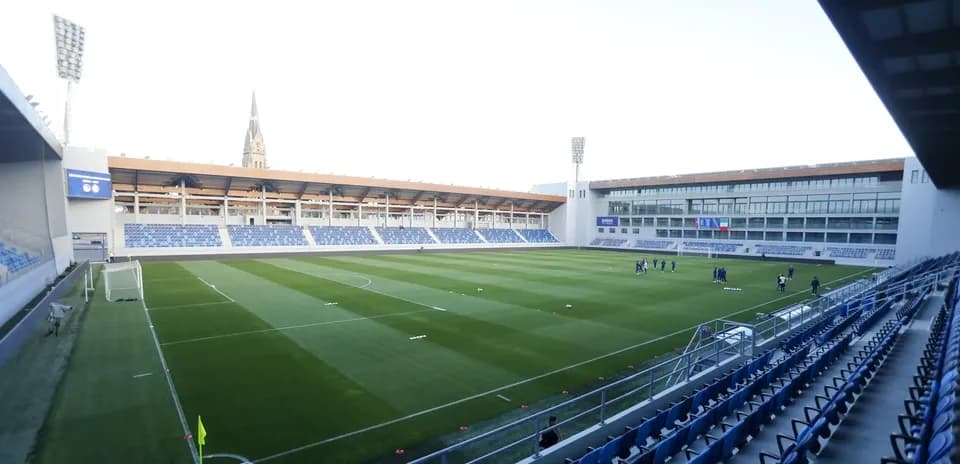 Vista del campo de entrenamiento con jugadores en acción