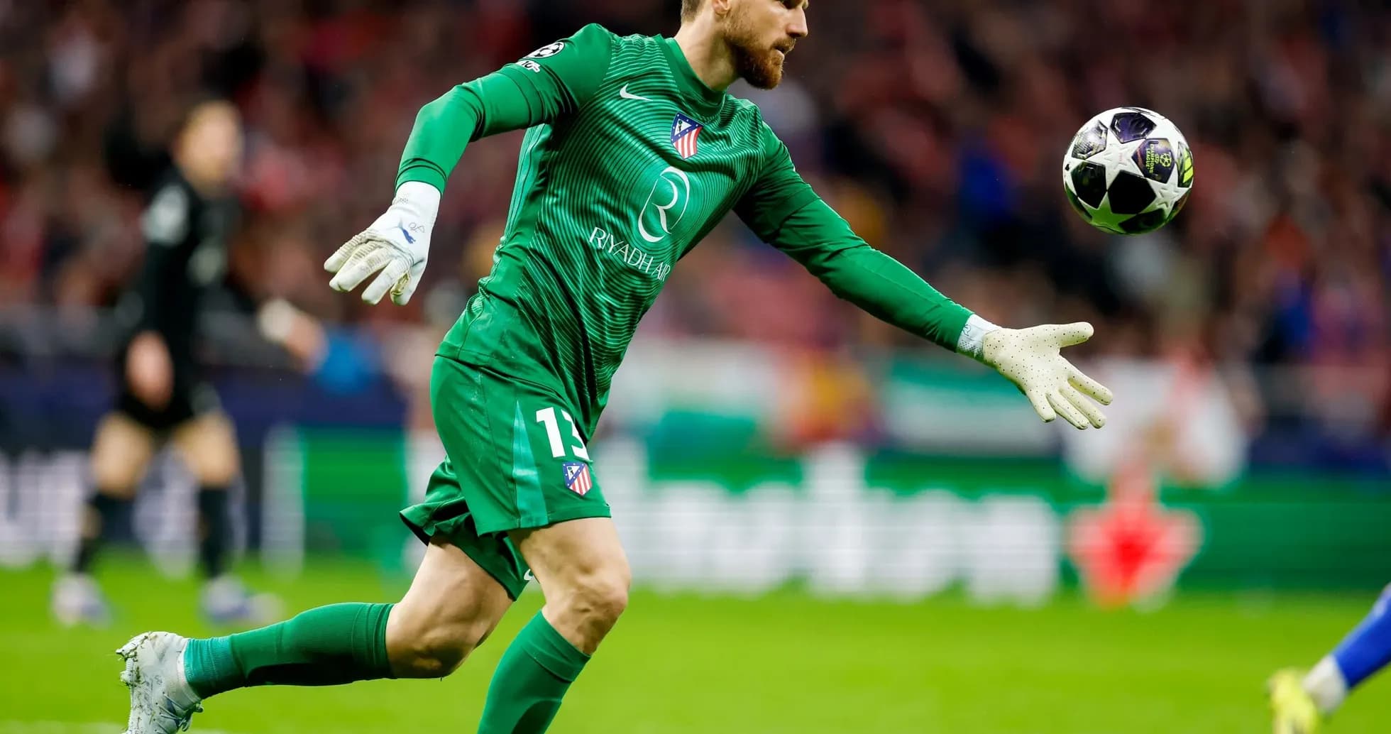 Portero lanzando el balón durante un partido