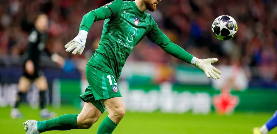 Portero lanzando el balón durante un partido