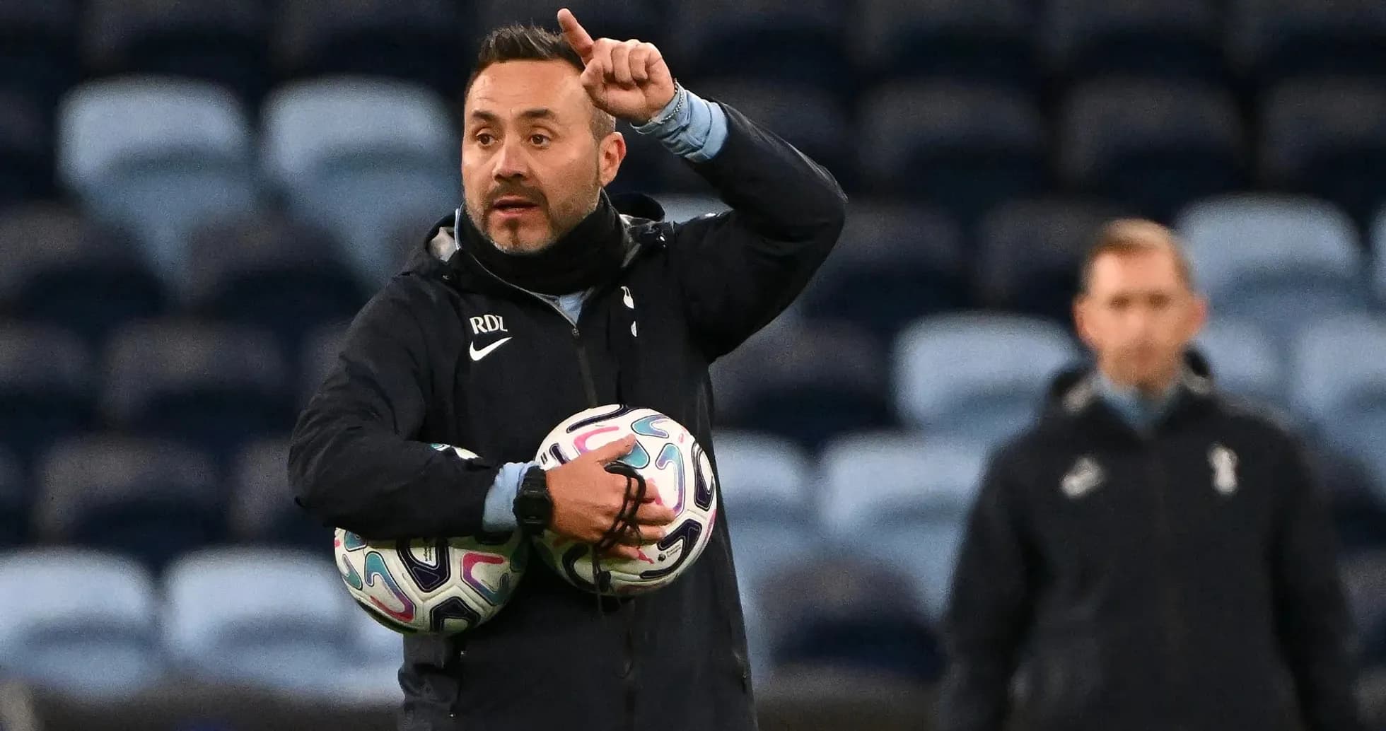 Entrenador dirigiendo instrucciones durante la práctica