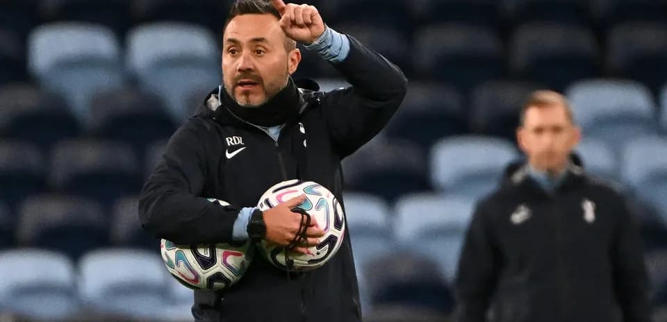 Entrenador dirigiendo instrucciones durante la práctica