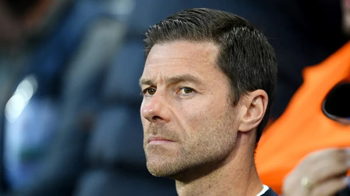 Entrenador observando el partido desde la banca