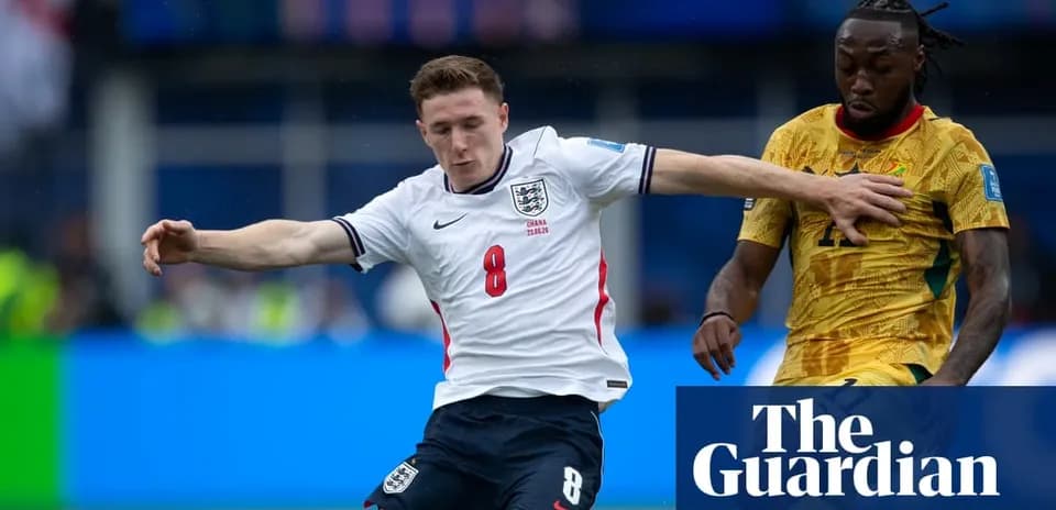 Jugador de Inglaterra luchando por el balón contra Ghana