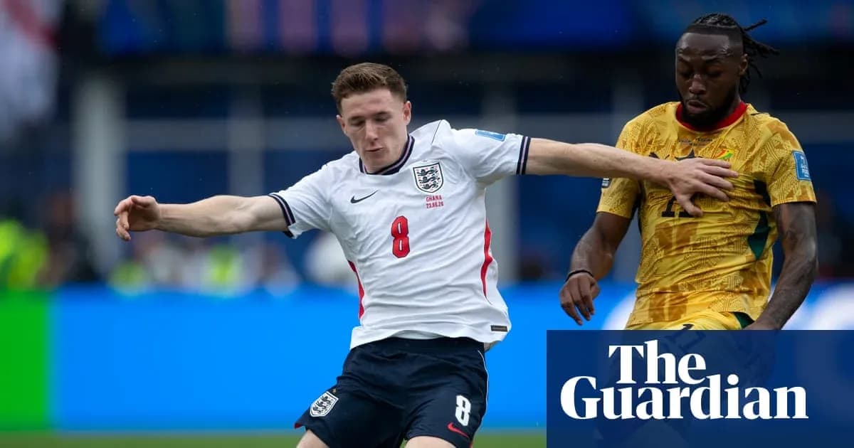 Jugador de Inglaterra luchando por el balón contra Ghana
