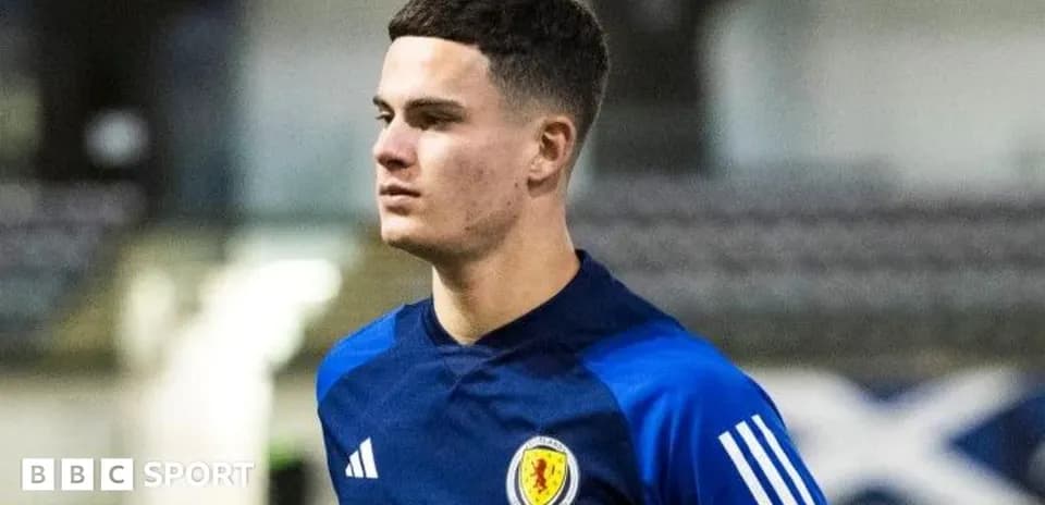 Jugador entrenando con camiseta de Escocia en el campo
