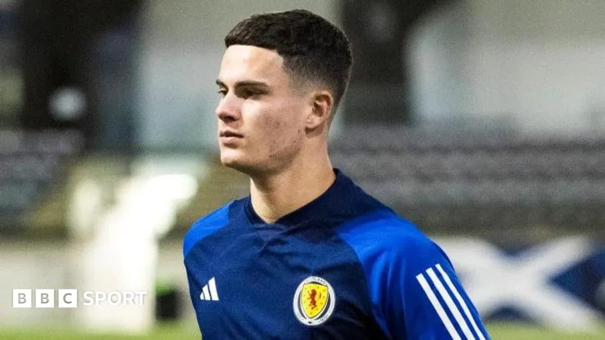 Jugador entrenando con camiseta de Escocia en el campo
