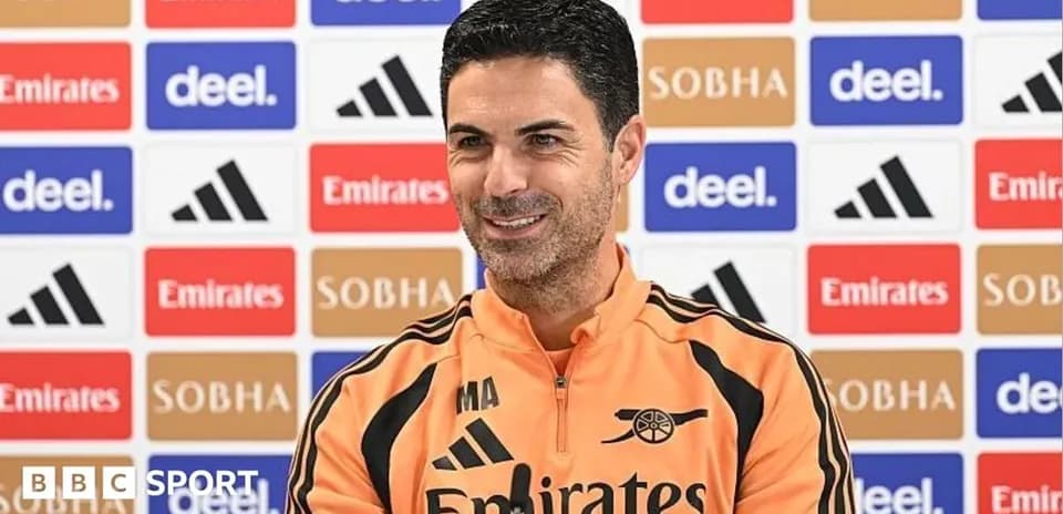 Entrenador en rueda de prensa con fondo publicitario