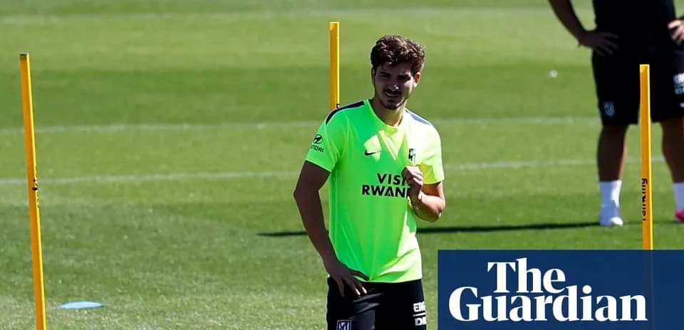 Jugador entrenando en el campo con conos de marcación