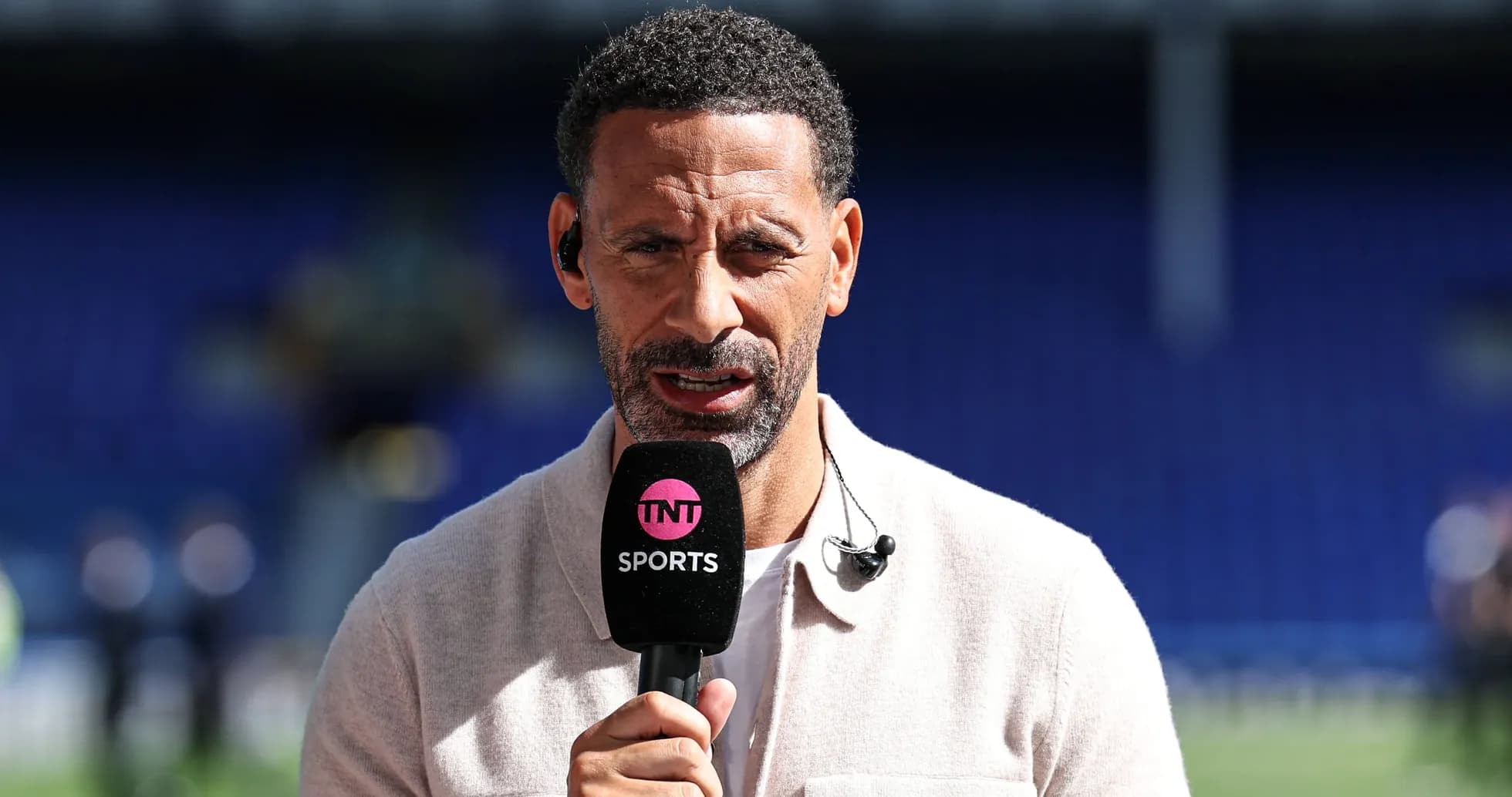Presentador hablando con micrófono en estadio
