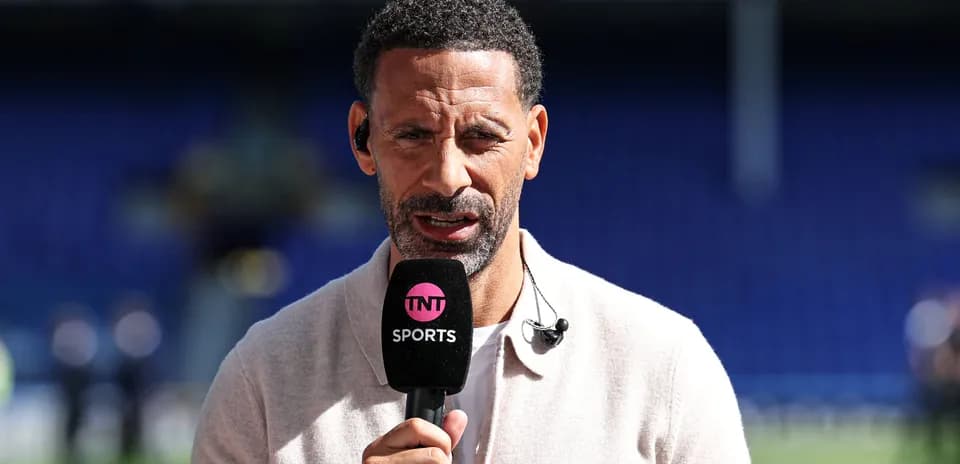 Presentador hablando con micrófono en estadio