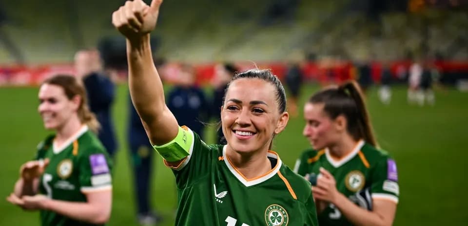 Jugadora irlandesa celebrando con el pulgar hacia arriba