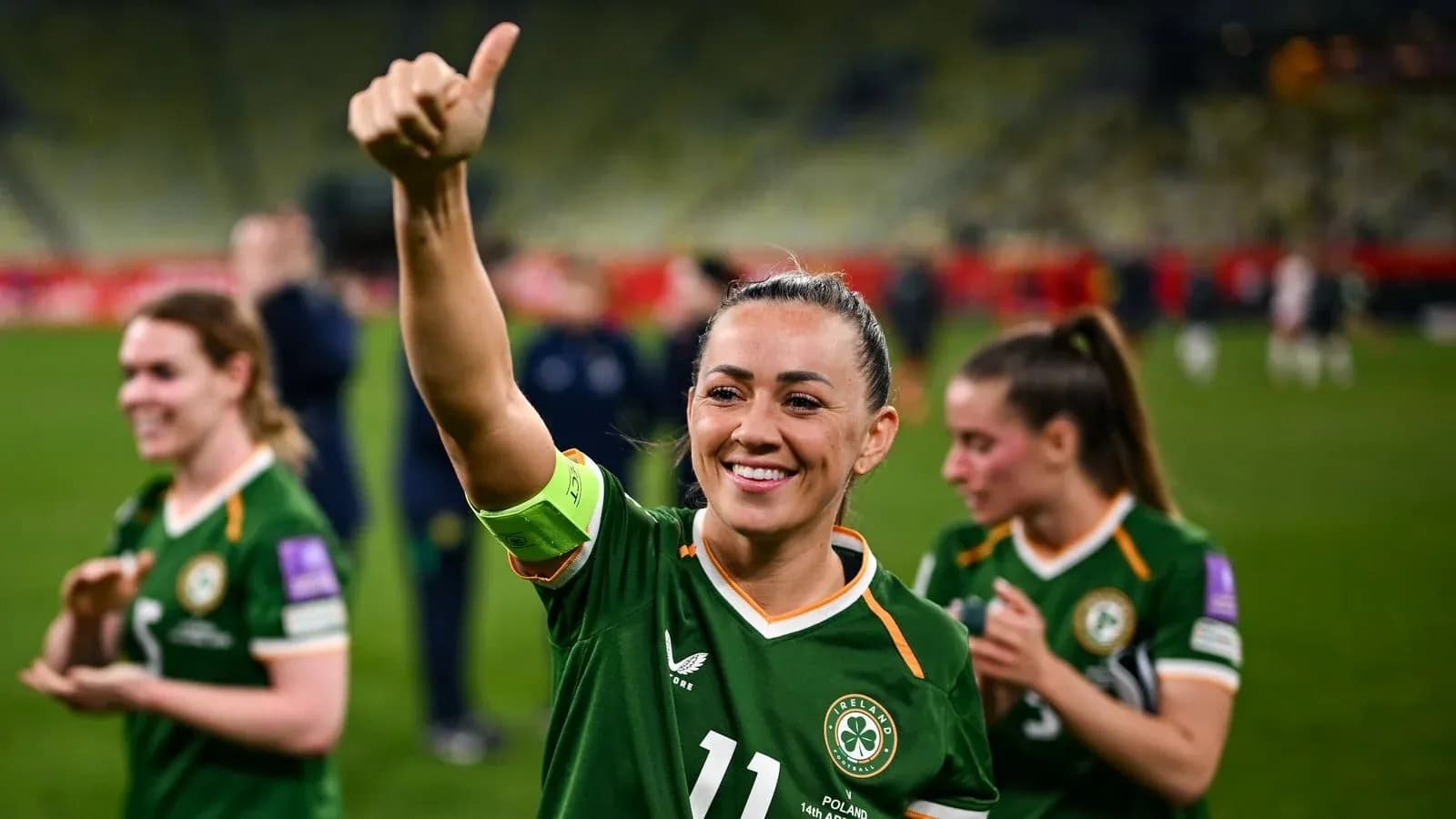 Jugadora irlandesa celebrando con el pulgar hacia arriba