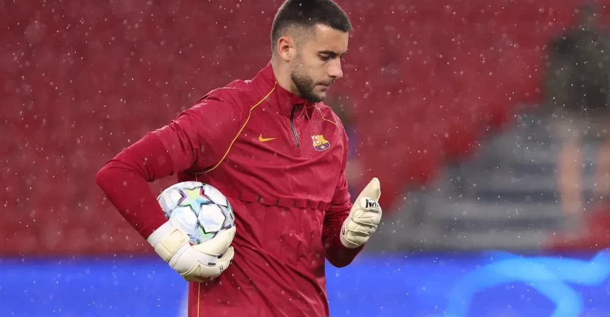 Portero de Barcelona entrenando bajo la lluvia